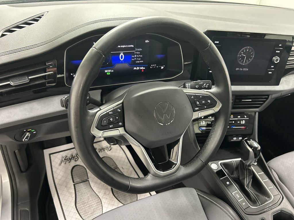 Used 2025 Volkswagen Jetta SE FWD image 4