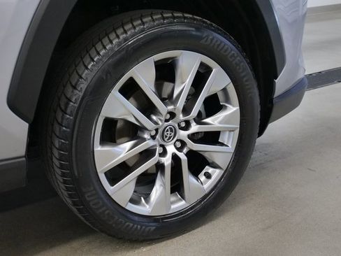 Used 2021 Toyota RAV4 XLE Premium image 8