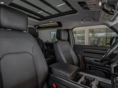 Used 2025 Land Rover Defender 90 S AWD/4WD image 31