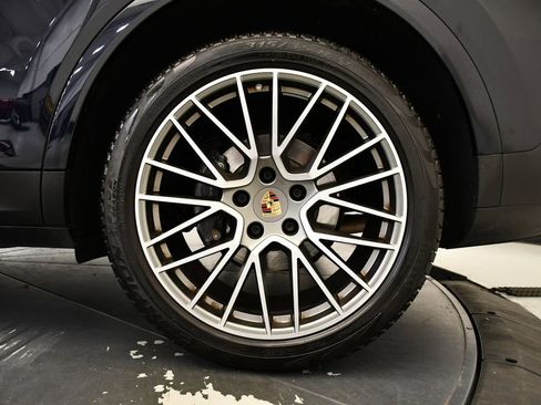 Used 2022 Porsche Cayenne Platinum Edition image 16