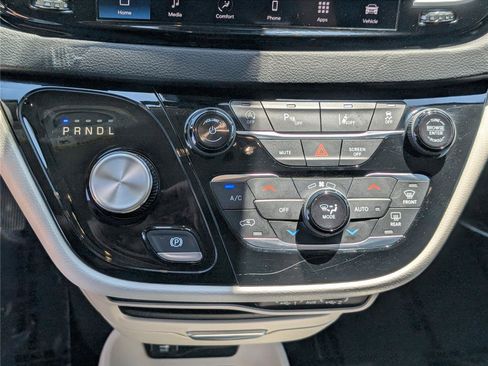 Used 2023 Chrysler Pacifica Touring-L FWD image 26
