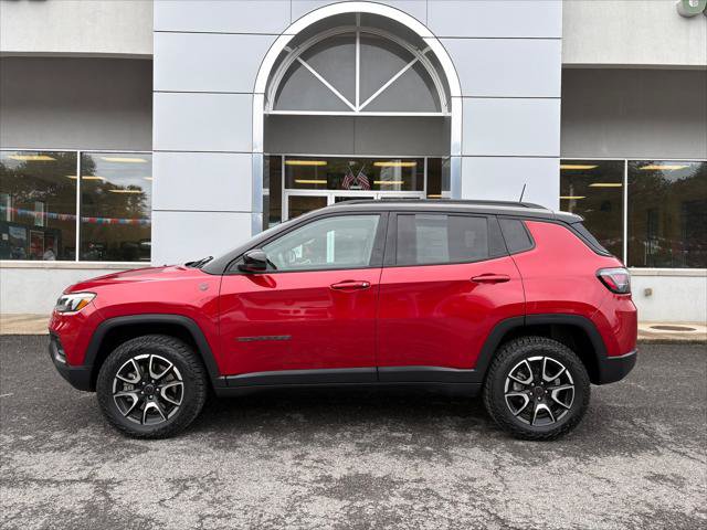 Certified 2025 Jeep Compass Trailhawk w/ Trailhawk Elite Group AWD/4WD image 2