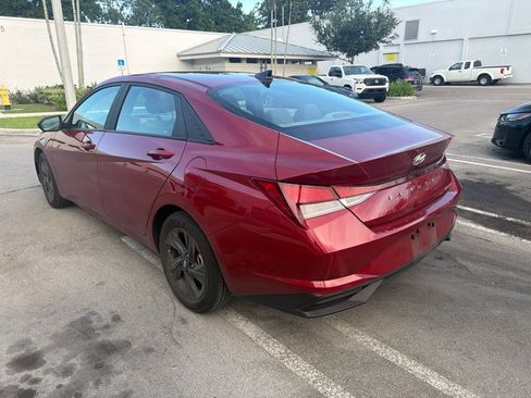 Used 2023 Hyundai Elantra SEL w/ Preferred Accessory Package FWD image 3