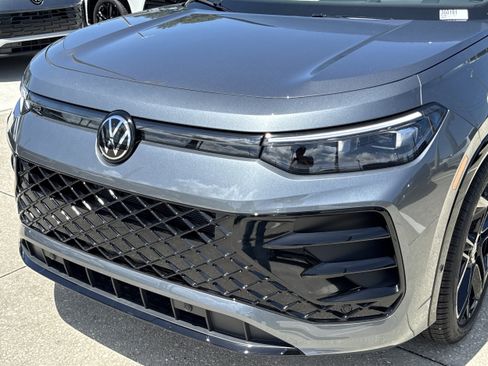 New 2026 Volkswagen Tiguan SE R-Line FWD image 9