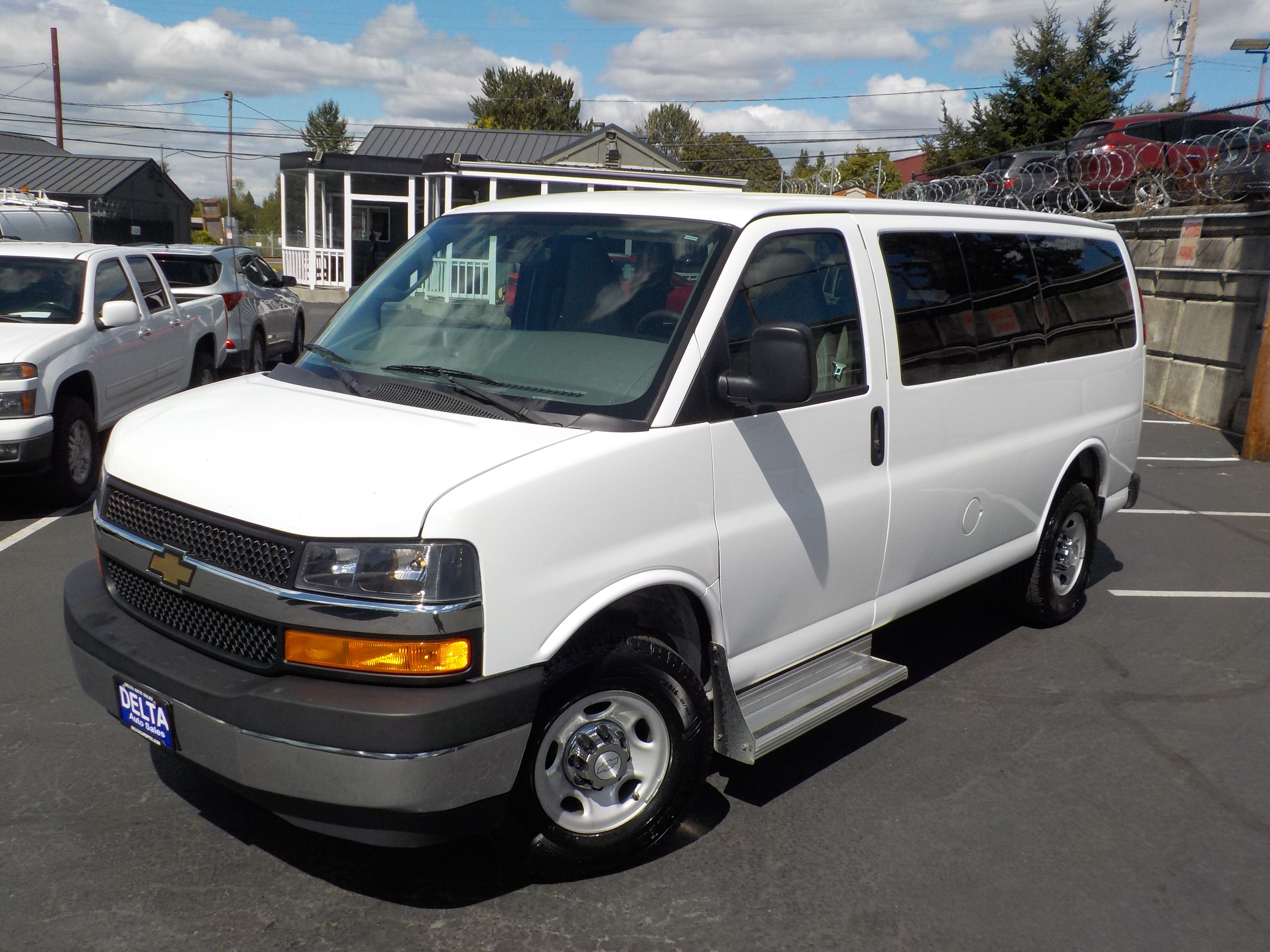Used 2017 Chevrolet Express 3500 LT w/ LT Preferred Equipment Group RWD image 4