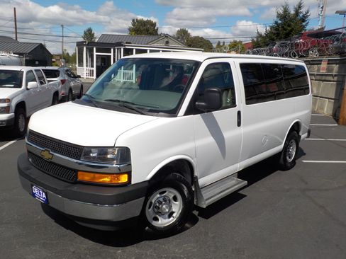 Used 2017 Chevrolet Express 3500 LT w/ LT Preferred Equipment Group RWD image 4