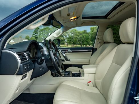 Used 2023 Lexus GX 460 Premium w/ Accessory Package AWD/4WD image 10