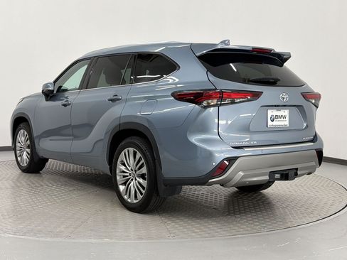 Used 2024 Toyota Highlander FWD image 3