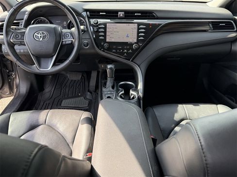 Used 2020 Toyota Camry XLE image 24
