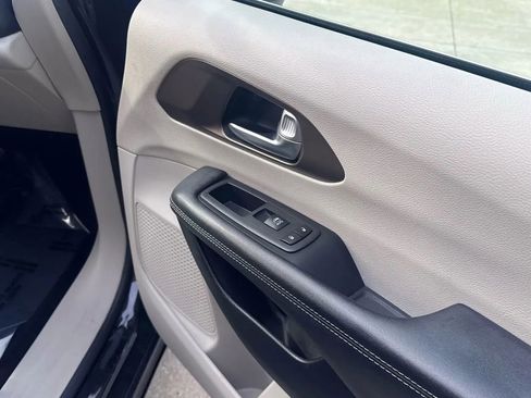 Used 2020 Chrysler Voyager Lxi image 26