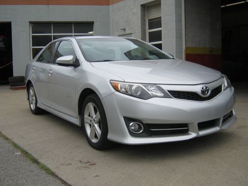 Used 2014 Toyota Camry SE FWD image 3
