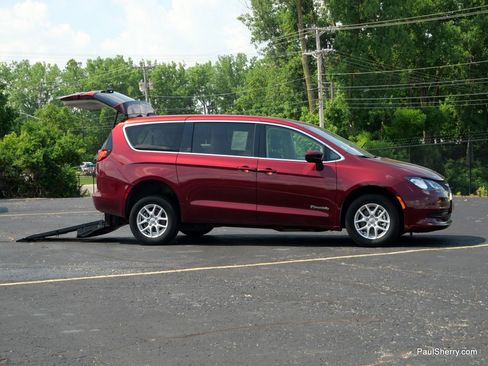 Used 2023 Chrysler Voyager LX image 11