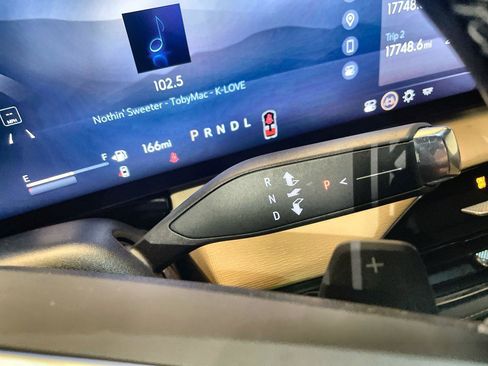 Used 2025 Buick Enclave Preferred image 15