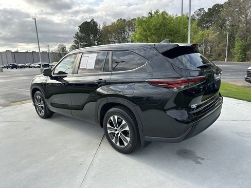 Certified 2024 Toyota Highlander XLE image 8