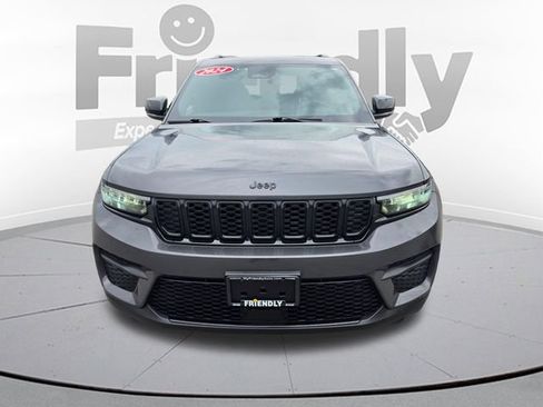 Used 2024 Jeep Grand Cherokee Altitude AWD/4WD image 2