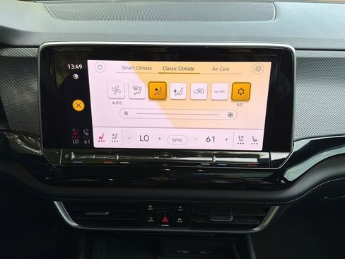 Used 2024 Volkswagen Atlas Cross Sport SEL image 19