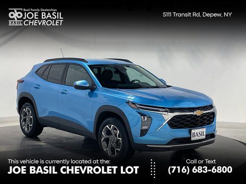 Used 2025 Chevrolet Trax LT FWD image 1