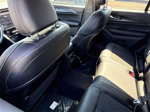 New 2025 Jeep Grand Cherokee Altitude image 30