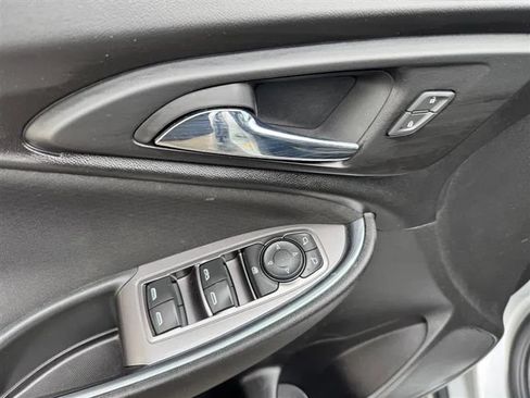Used 2018 Chevrolet Malibu LT FWD image 23