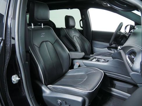 Used 2025 Chrysler Pacifica Limited FWD image 13