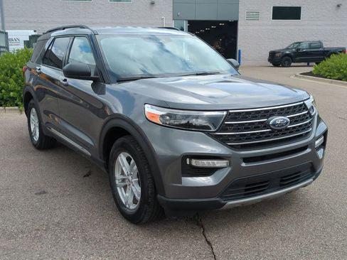 Used 2022 Ford Explorer XLT w/ Equipment Group 202A image 2
