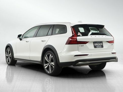 Used 2025 Volvo V60 B5 Cross Country Plus AWD/4WD image 3