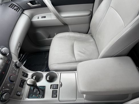 Used 2011 Toyota Highlander SE w/ Tow Pkg image 23