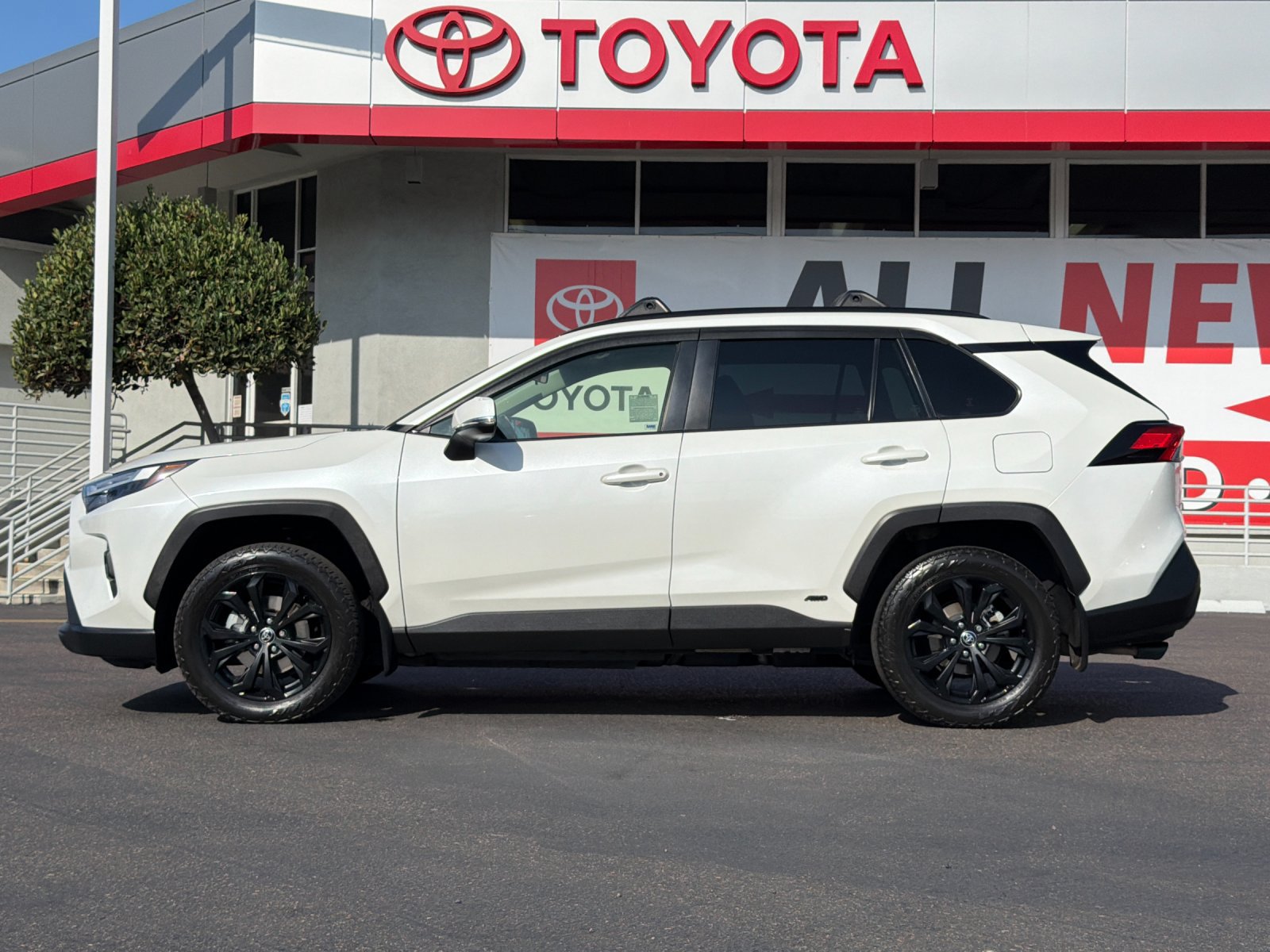 Used 2022 Toyota RAV4 XLE Premium AWD/4WD image 2