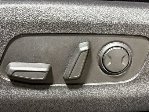 Used 2022 Kia Carnival LX FWD image 19