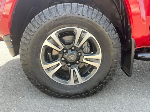 Used 2019 Toyota Tacoma TRD Sport w/ Technology Package AWD/4WD image 15