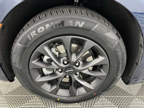 Certified 2024 Chrysler Pacifica Limited image 11