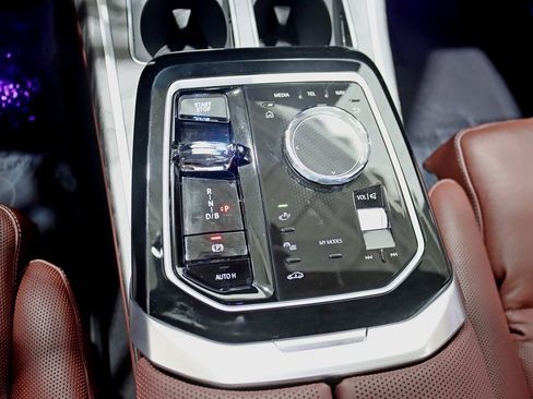 Used 2023 BMW i7 xDrive60 w/ Executive Package 2 image 29