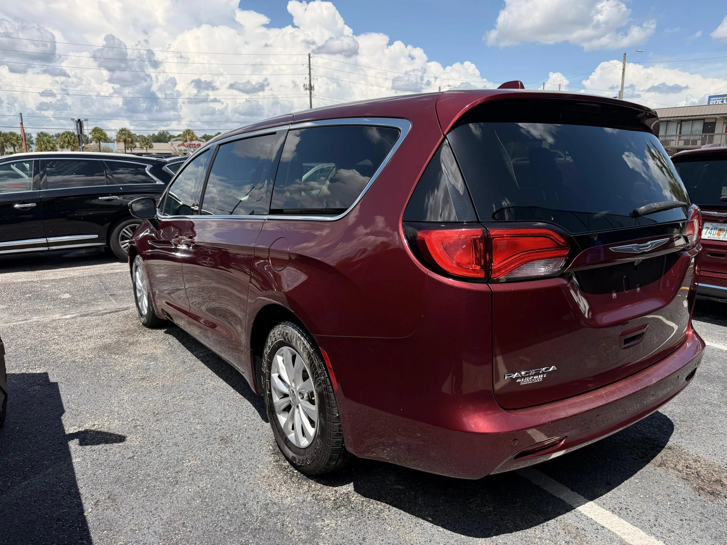 Used 2017 Chrysler Pacifica Touring w/ Tire & Wheel Group FWD image 4