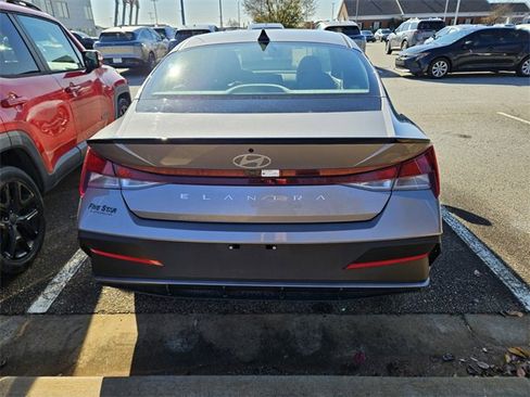 Used 2025 Hyundai Elantra Sport image 8