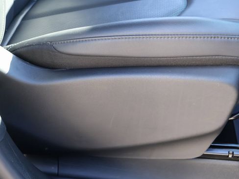 Used 2025 Chrysler Pacifica Select image 10