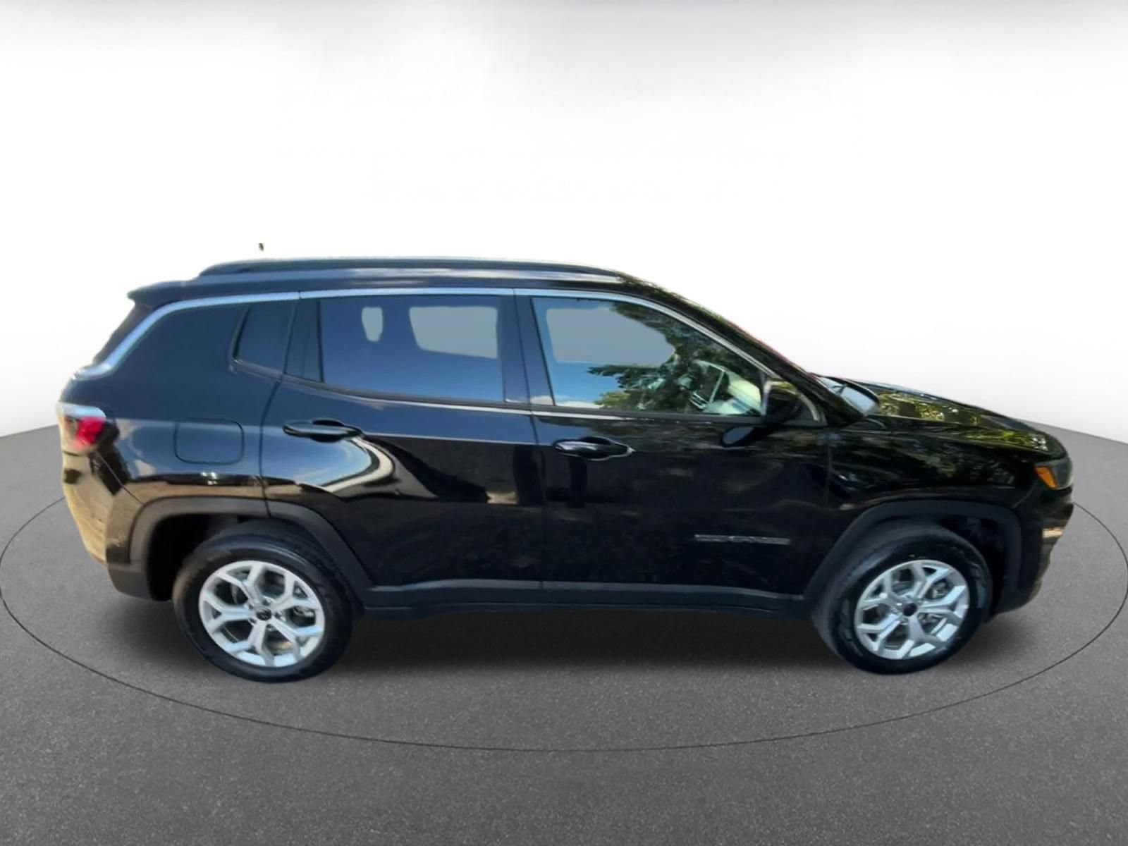 Used 2025 Jeep Compass Latitude AWD/4WD image 15