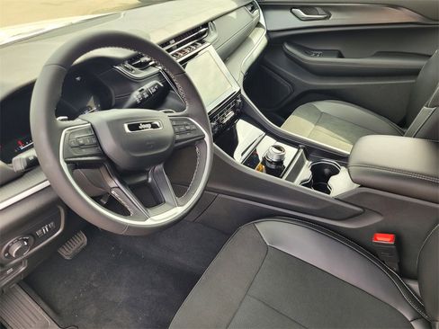 New 2025 Jeep Grand Cherokee Altitude image 6