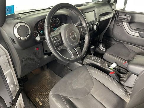 Used 2016 Jeep Wrangler Unlimited Sahara w/ Connectivity Group AWD/4WD image 3