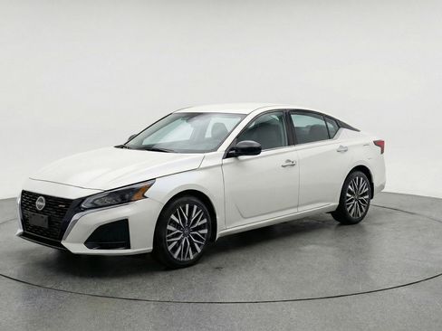 Used 2025 Nissan Altima 2.5 SV FWD image 3