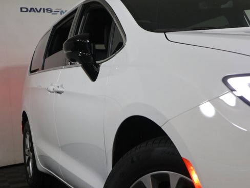 New 2026 Chrysler Pacifica Select image 3