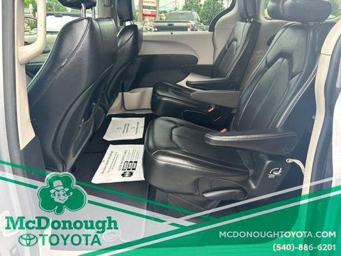 Used 2020 Chrysler Pacifica Touring-L FWD image 7