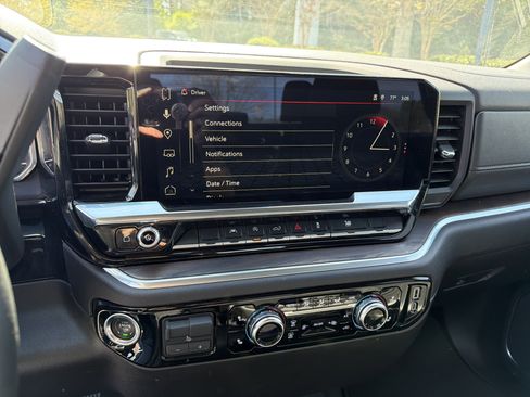 Used 2025 GMC Sierra 1500 SLT image 27