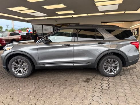 Used 2024 Ford Explorer XLT w/ Equipment Group 202A AWD/4WD image 9