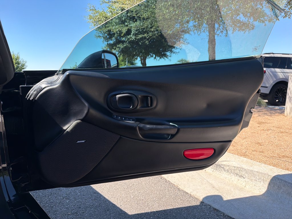 Used 2000 Chevrolet Corvette Coupe w/ Roof Pkg RWD image 27