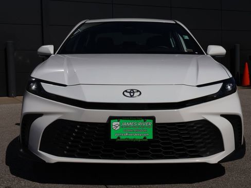 Used 2025 Toyota Camry SE image 7