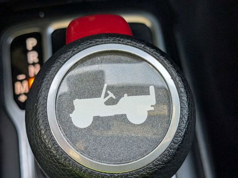 Used 2025 Jeep Wrangler Unlimited Sahara AWD/4WD image 34