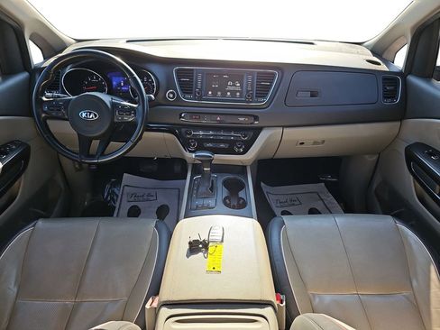 Used 2017 Kia Sedona LX w/ LX Essentials Premium Package FWD image 13