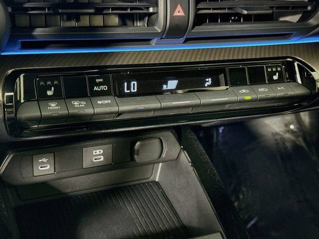 Certified 2024 Toyota Prius XLE FWD image 17