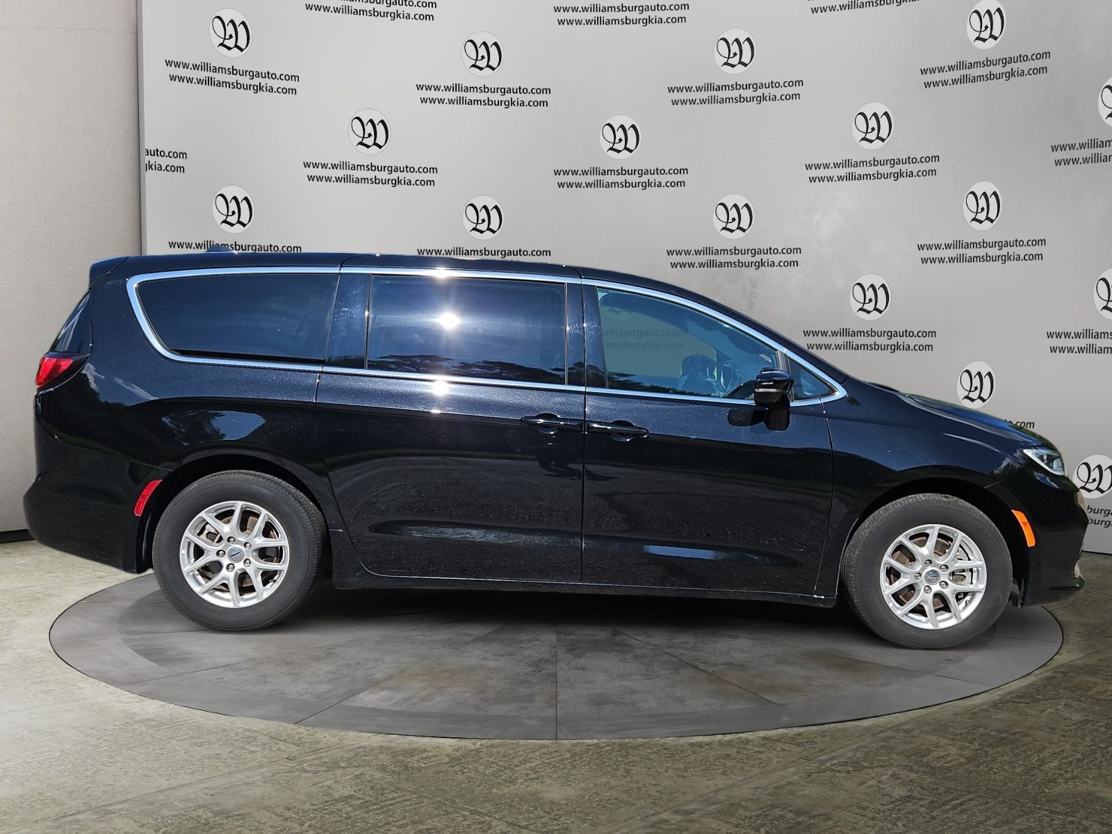 Used 2025 Chrysler Pacifica Select FWD image 6