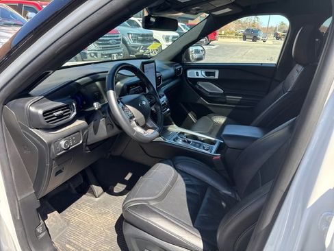 Certified 2022 Ford Explorer Platinum w/ Equipment Group 601A image 9